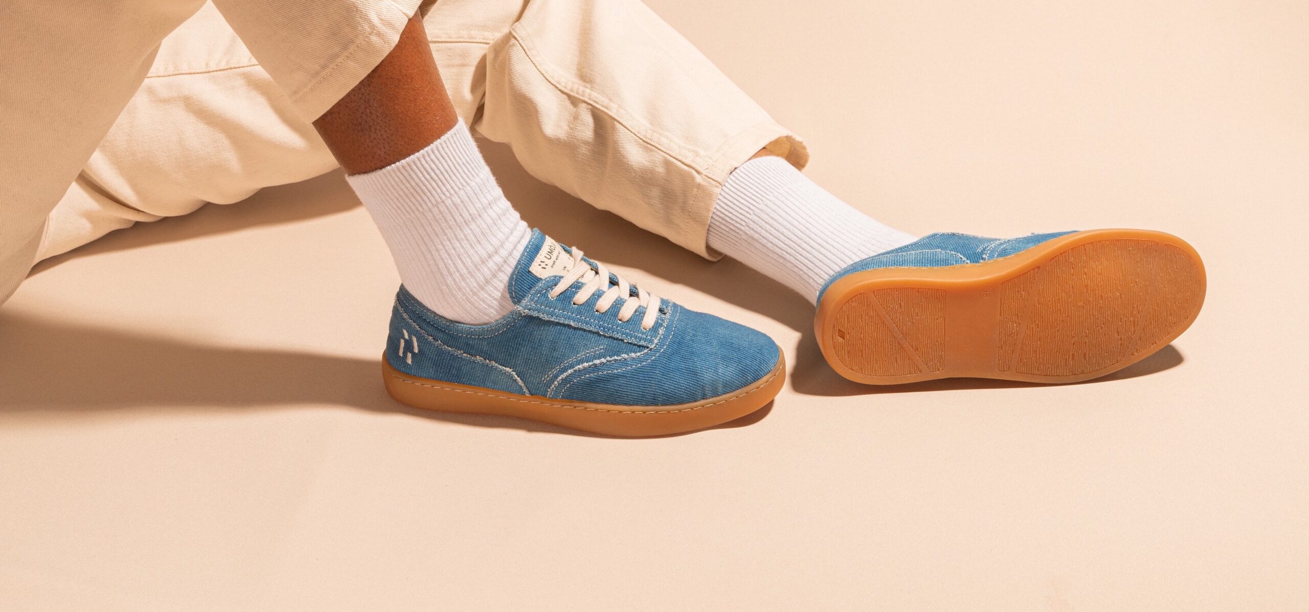 Sneakers umoja collection maji mode ethique bleu 3 scaled 1 - “Maji”, la nouvelle collection d’Umòja au style vintage - Pearls Magazine