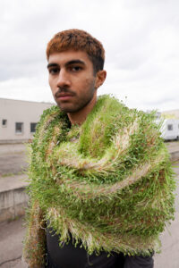 green cape 1 - Textiles et micro-pousses : le lien entre la mode et la nature - Pearls Magazine