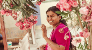 Madhu Vaishnav 1 - Cómo Saheli Women teje dignidad, tradición y cambio en la India rural - Pearls Magazine