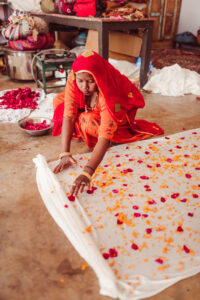 india.flowers - Comment Saheli Women tisse la dignité, la tradition et le changement dans l’Inde rurale - Pearls Magazine