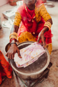 natural dyies. india - Comment Saheli Women tisse la dignité, la tradition et le changement dans l’Inde rurale - Pearls Magazine