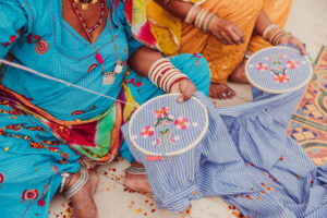 stiching - Comment Saheli Women tisse la dignité, la tradition et le changement dans l’Inde rurale - Pearls Magazine