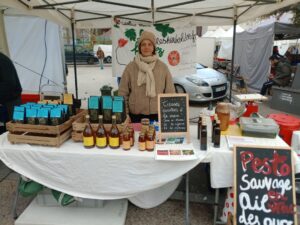 Marche paysan - Pauline Isambert, cueilleuse de parfums et de mémoire - Pearls Magazine Marche paysan - Pauline Isambert, cueilleuse de parfums et de mémoire - Pearls Magazine