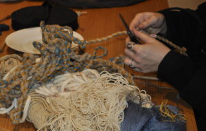 Mains qui tissent - "Ce qui se trame" : réparer et transformer, entre France et Inde - Pearls Magazine Mains qui tissent - "Ce qui se trame" : réparer et transformer, entre France et Inde - Pearls Magazine