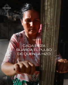 mujer tejiendo - « Je suis ici » : femmes wichí et art ancestral - Pearls Magazine