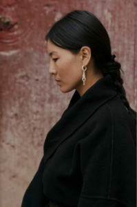 Lady profile.earring - Yitso Hima : jewelry, memory, and the Tibetan landscape - Pearls Magazine Lady profile.earring - Yitso Hima : jewelry, memory, and the Tibetan landscape - Pearls Magazine