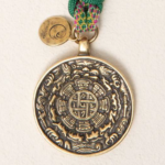 Medaille tibet - Yitso Hima : jewelry, memory, and the Tibetan landscape - Pearls Magazine Medaille tibet - Yitso Hima : jewelry, memory, and the Tibetan landscape - Pearls Magazine